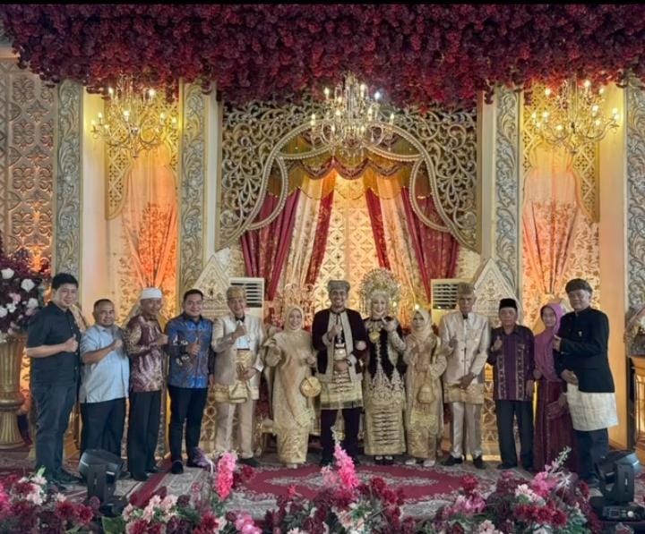 Pimpinan DPRD Dharmasraya Ucap Selamat Pernikahan kepada Putri PLT Kadis Kesehatan Dharmasraya 