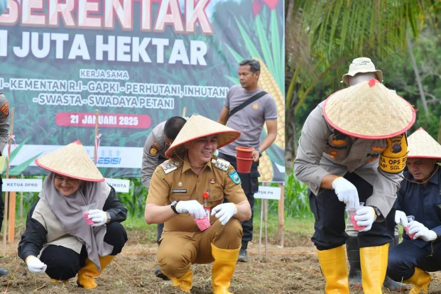 Pj Wako Fauzan Hasan bersama Forkopimda Ikuti Kegiatan Penanaman Jagung Serentak 1 Juta Hektare
