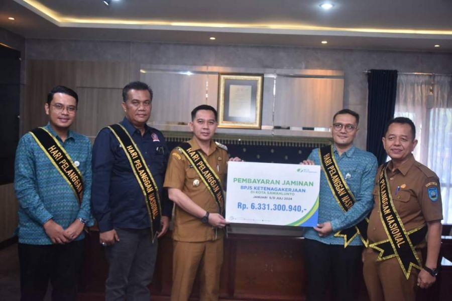 Pj Wako Fauzan Hasan Terima Simbolis Pembayaran Klaim Jaminan BPJS Ketenagakerjaan Kota Sawahlunto