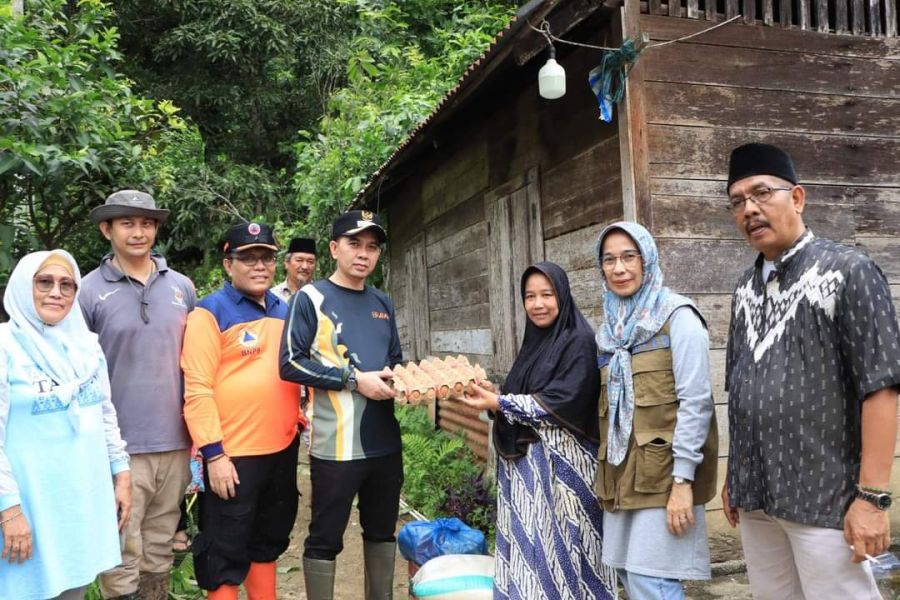 Pj Wako Fauzan Hasan Tinjau & Salurkan Bantuan Warga Terdampak Banjir & Tanah Longsor di Silungkang