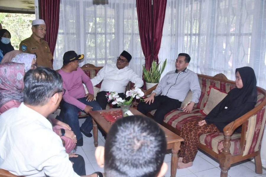Pj Wako Sawahlunto Kunjungi Warga Desa Sijantang Talawi yang Terjangkit Penyakit Chikungunya