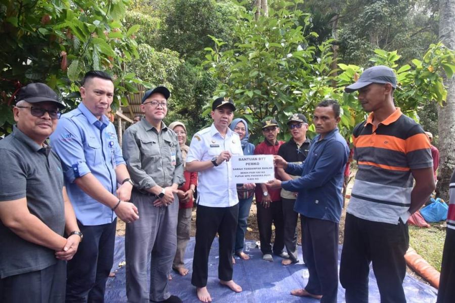 Pj Wako Sawahlunto Salurkan Bantuan ke Kelompok Tani di Deaa Talago Gunung Kec Barangin