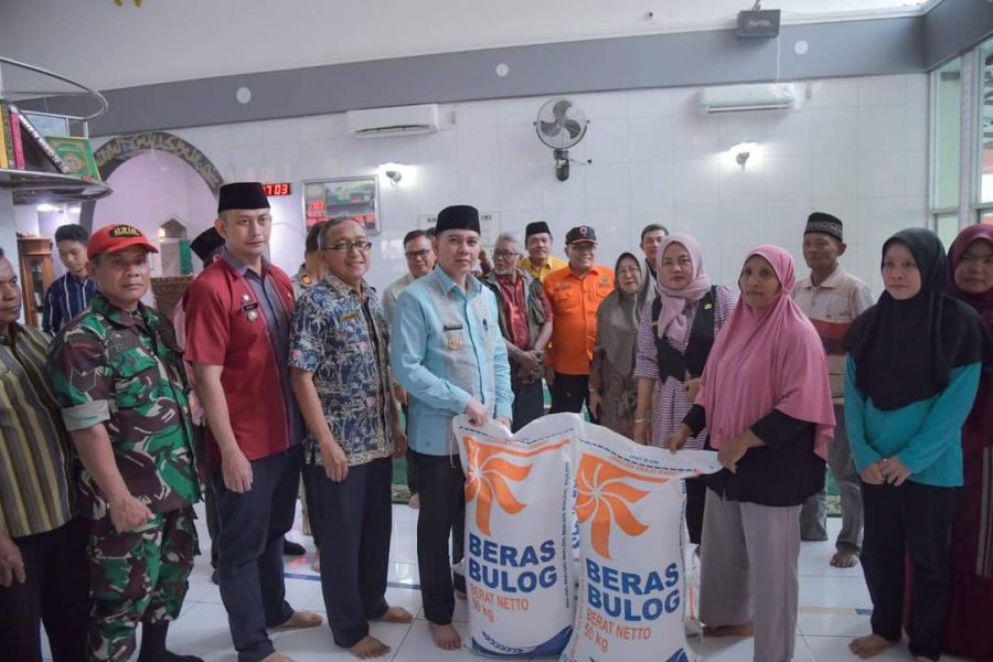 Pj Wako Sawahlunto Salurkan Bantuan CPPD dari Pemprov Sumbar ke Warga Tertimpa Bencana