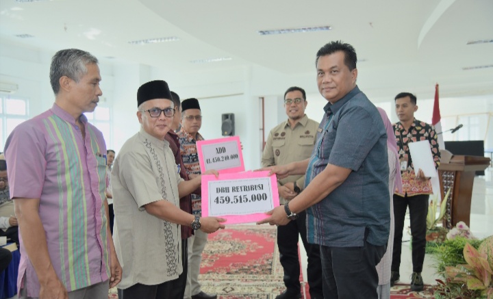 Pj Walikota Sawahlunto Zefnihan Serahkan DPA SKPD dan Transfer Dana Desa Tahun 2024 
