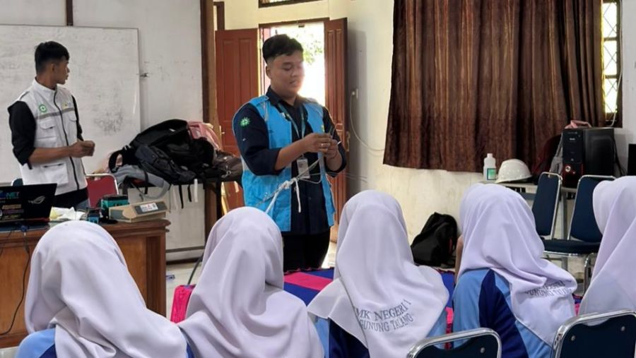 PLN Icon Plus Beri Pembekalan Siswa SMK Negeri 1 Gunung Talang Tentang Teknologi Fiber Optik