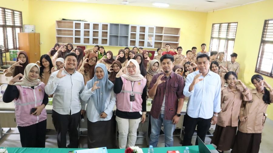 PLN Icon Plus Hadirkan Pelatihan Pemasaran Digital dan Bantuan Alat Pertanian di SMKN 8 Pekanbaru