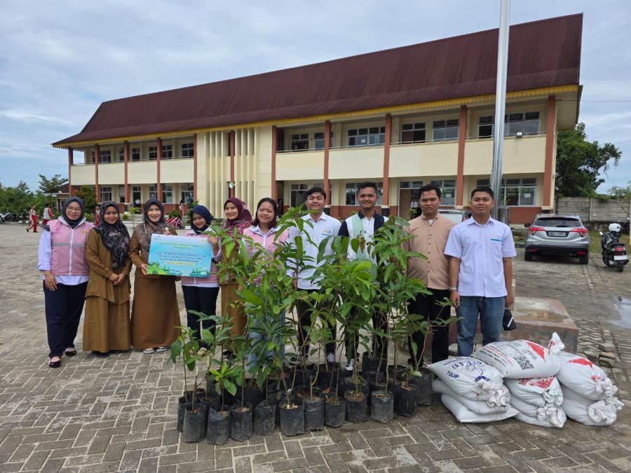 PLN Icon Plus Kolaborasi dengan Komunitas Geliat Riau Hijaukan SMPN 48 Pekanbaru