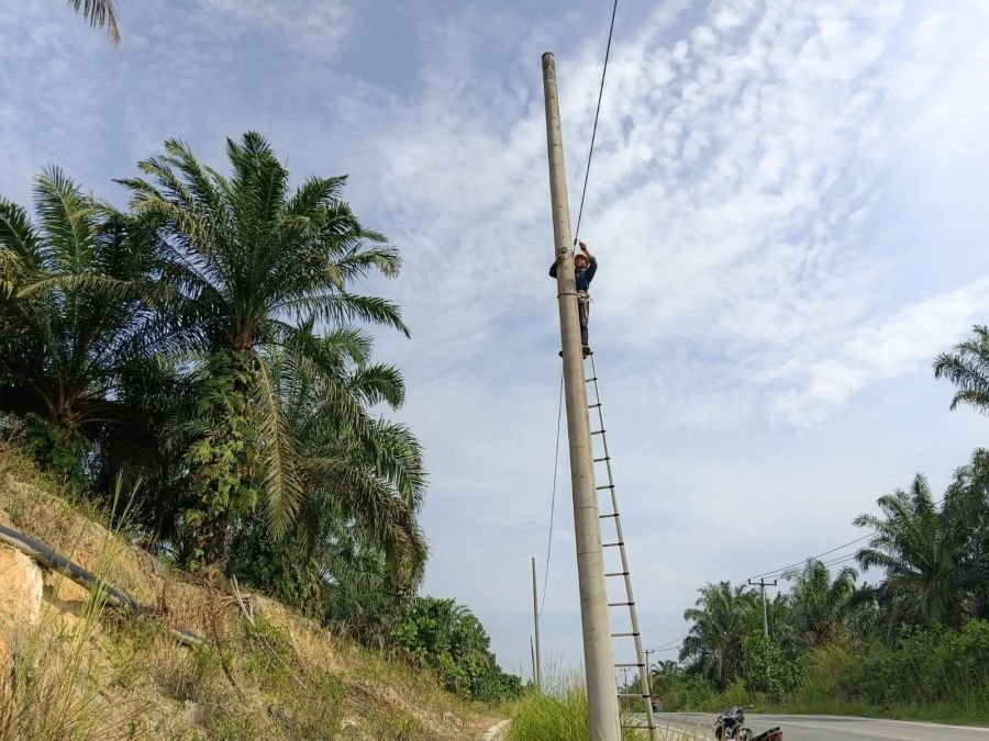 PLN Icon Plus Lakukan Pemeliharaan Jaringan Fiber Optik di Wilayah Seminai