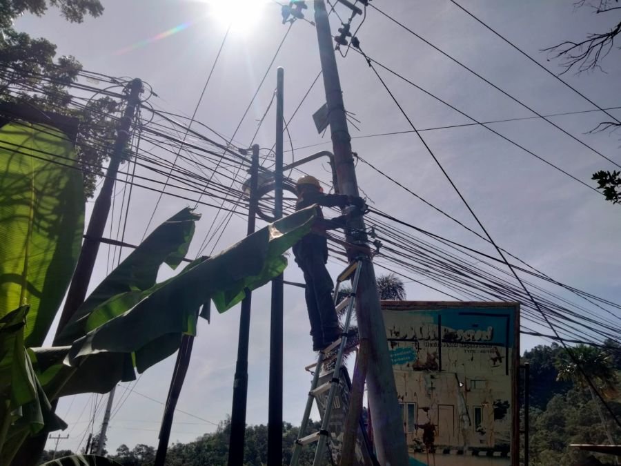 PLN Icon Plus Lakukan Pemeliharaan Jaringan Fiber Optik di Koto Tangah
