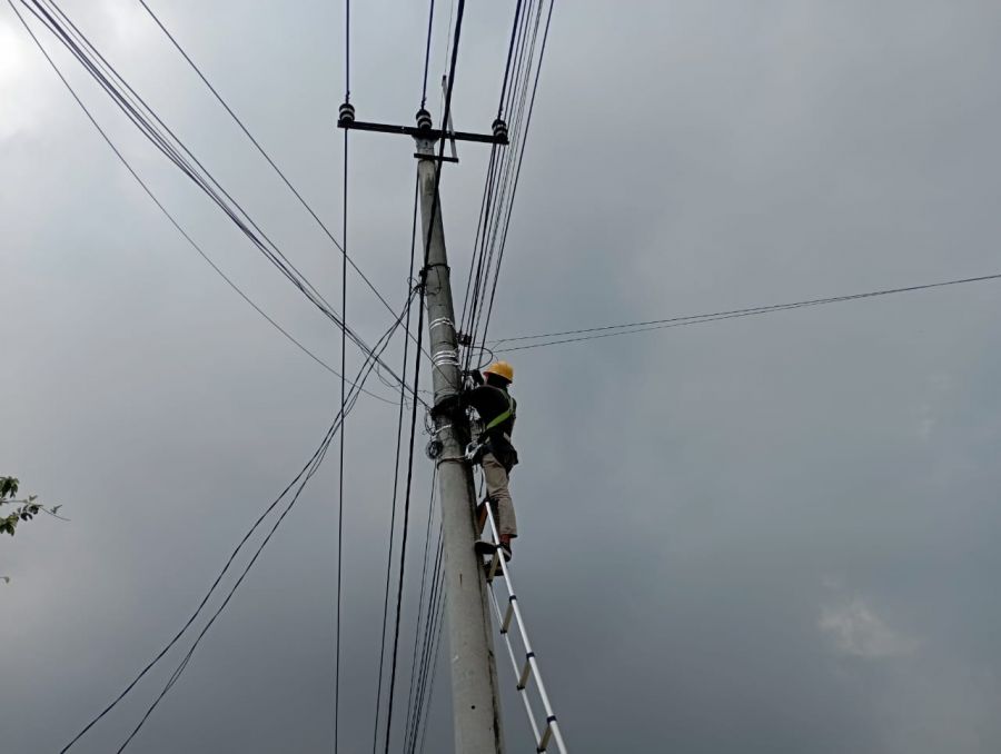 PLN Icon Plus Lakukan Pemeliharaan Jaringan Kabel Internet di Kerinci Kanan