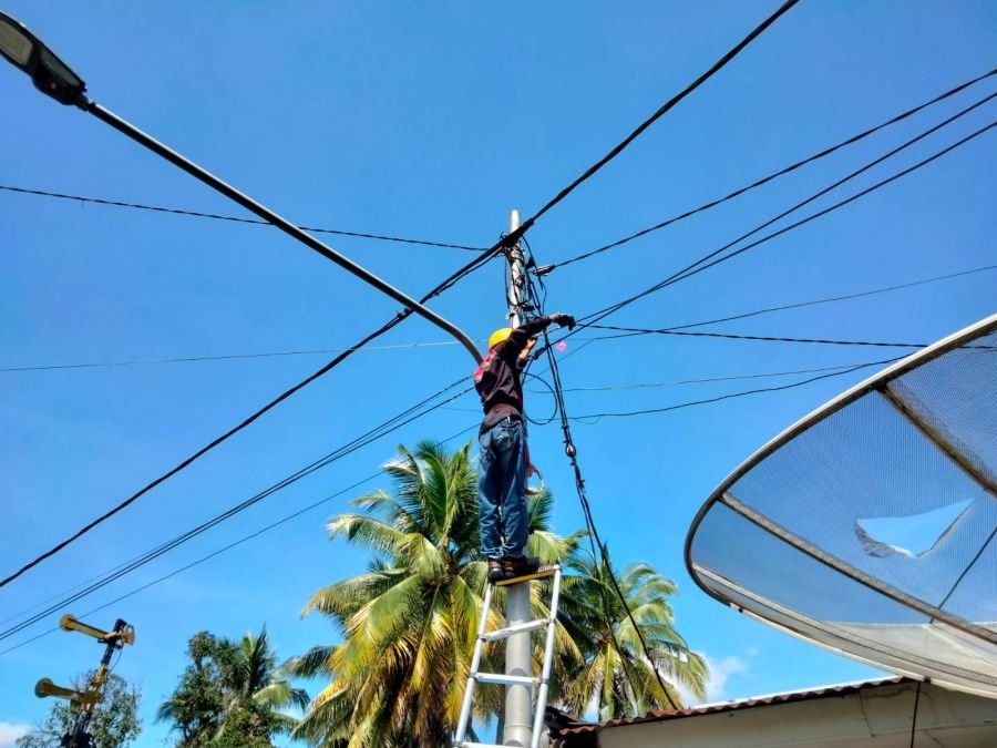 PLN Icon Plus Lakukan Pemeliharaan Jaringan Fiber Optik di Padang Pariaman