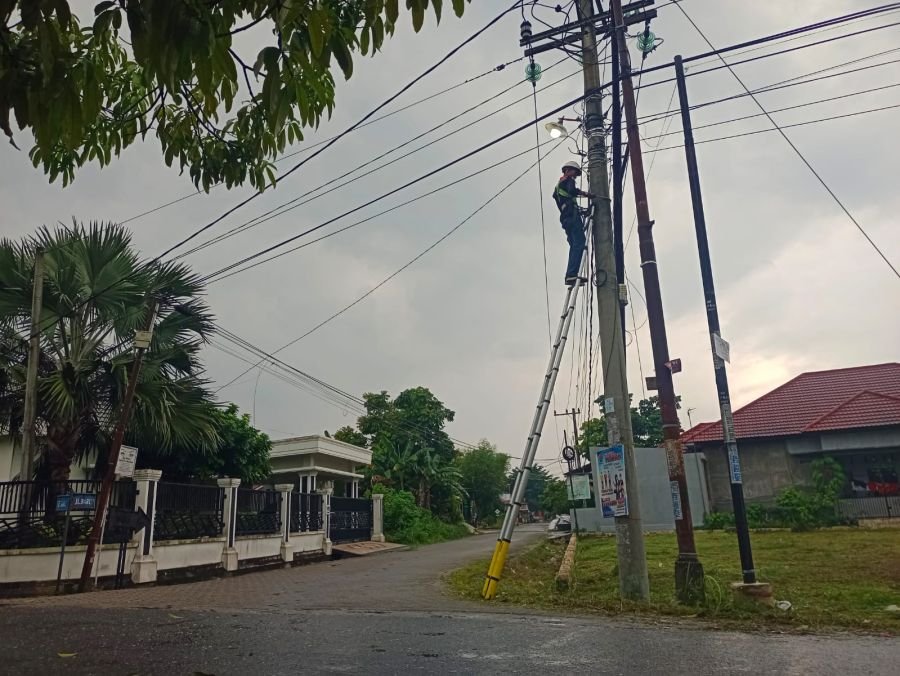 PLN Icon Plus Lakukan Pemeliharaan Jaringan Fiber Optik di Kecamatan Tampan, Pekanbaru