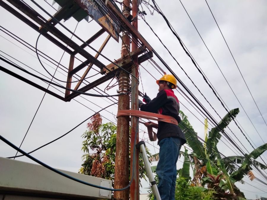 PLN Icon Plus Lakukan Pemeliharaan Jaringan Fiber Optik di Batang Nan Taba Kota Padang