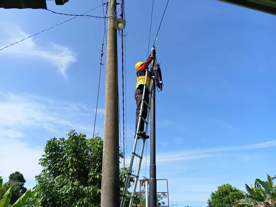 PLN Icon Plus Lakukan Pemeliharaan Jaringan Fiber Optik di Koto Tangah