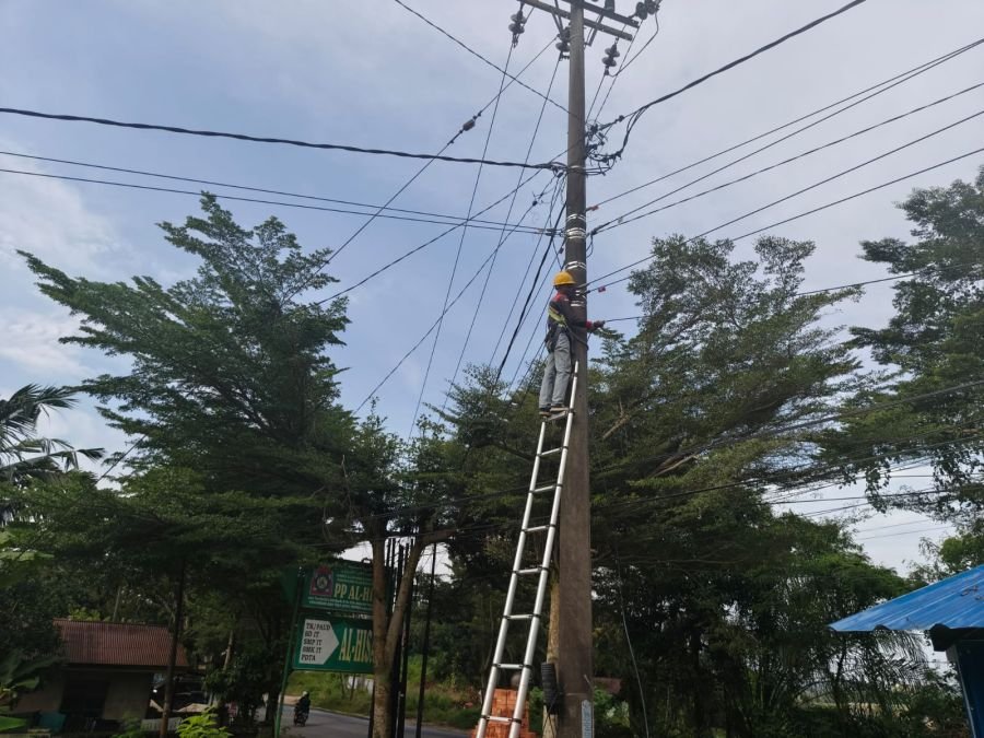 PLN Icon Plus Lakukan Pemeliharaan Fiber Optik di Tenayan Raya, Kota Pekanbaru