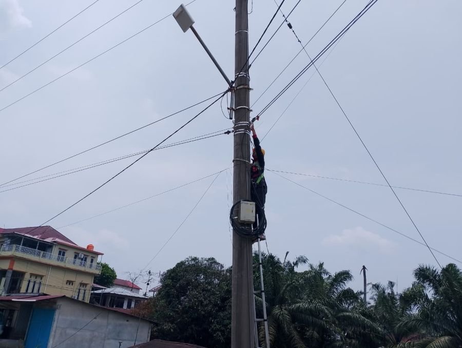 PLN Icon Plus Lakukan Pemeliharaan Jaringan Fiber Optik di Minas Jaya Siak