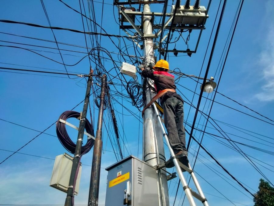 PLN Icon Plus Lakukan Pemeliharaan Jaringan Fiber Optik di Wilayah Parit Malintang