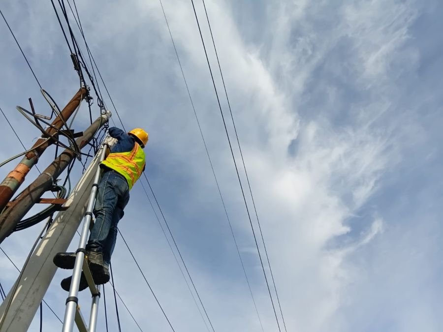 PLN Icon Plus Lakukan Pemeliharaan Jaringan Fiber Optik di Minas Barat
