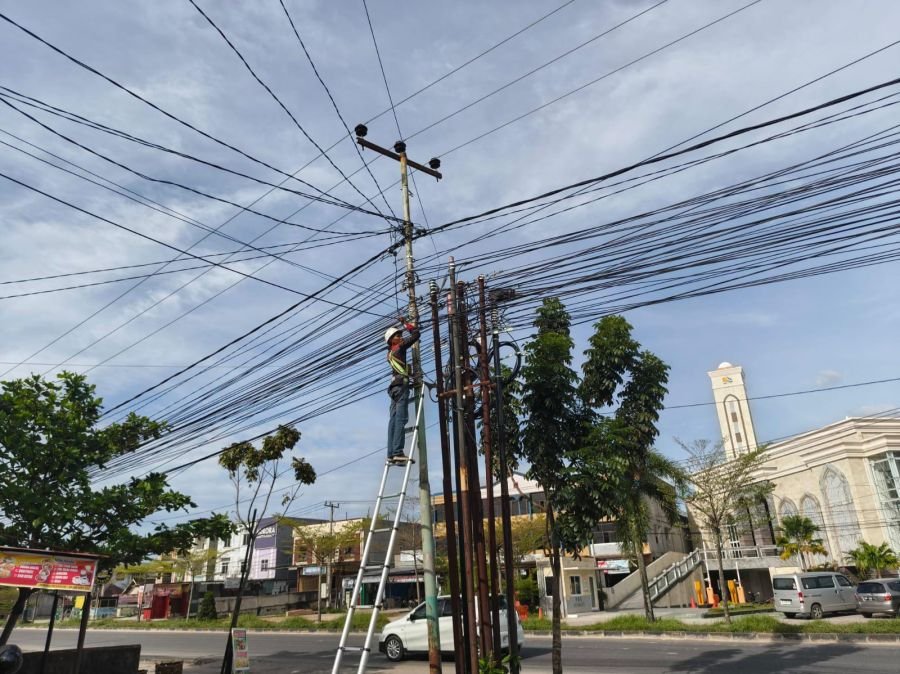 PLN Icon Plus Lakukan Pemeliharaan Jaringan Fiber Optik di Rumbai Pesisir, Kota Pekanbaru