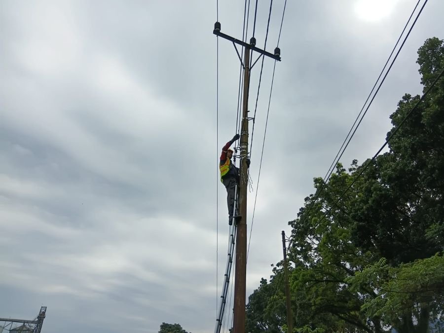 PLN Icon Plus Lakukan Pemeliharaan Jaringan Fiber Optik di Lubuk Minturun