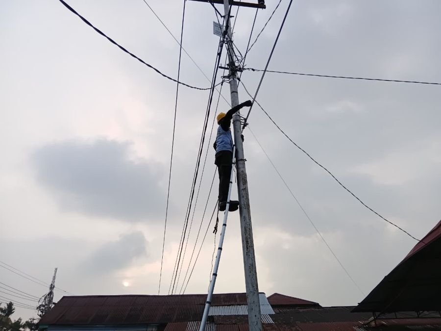 PLN Icon Plus Lakukan Pemeliharaan Jaringan Fiber Optik di Korong Gadang, Padang