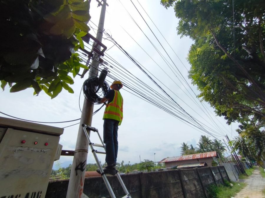 PLN Icon Plus Lakukan Pengecekan dan Perapian Kabel Fiber Optik di Kota Padang