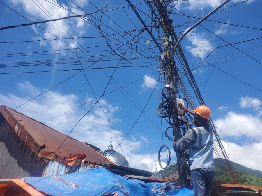 PLN Icon Plus & PLN ULP Padang Panjang Tertibkan Jaringan Kabel di Kota Padang Panjang