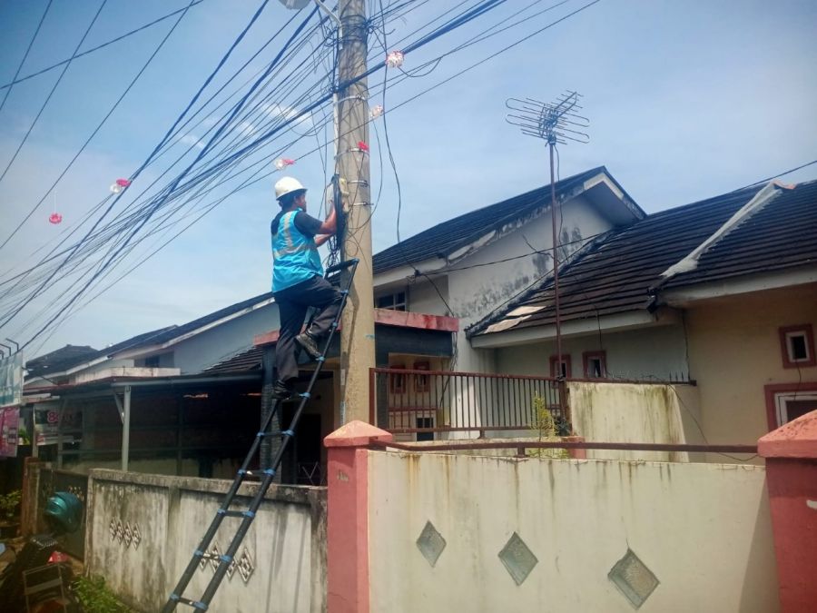 PLN Icon Plus Rutin Lakukan Pemeliharaan Jaringan Fiber Optik di Marpoyan Damai, Kota Pekanbaru