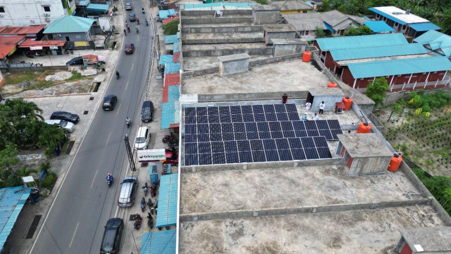 PLN Icon Plus Sukses Jalankan Test Commissioning PLTS di Kantor Bank Riau Kepri Syariah Tanjung Uban