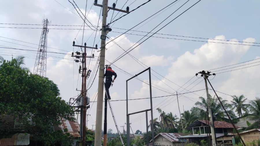 PLN Icon Plus Sumbagteng Lakukan Pemeliharaan Jaringan Fiber Optik di Pasir Pangaraian