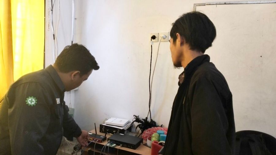 PLN Icon Plus Sumbagteng Tinjau Kualitas Internet di SMAN 12 Pekanbaru
