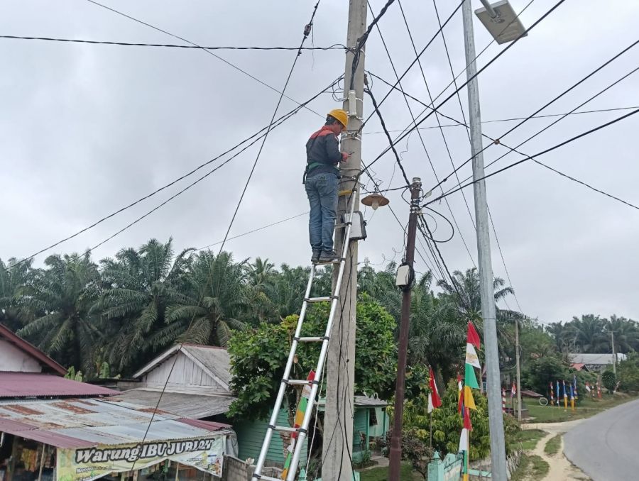 PLN Icon Plus Tingkatkan Kehandalan Internet Lewat Pemeliharaan Rutin di Gunung Sahilan