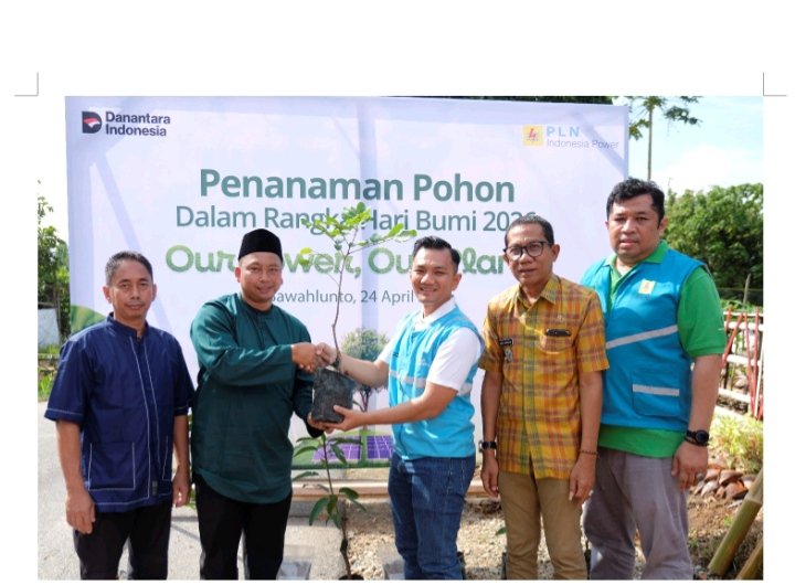 PLN Indonesia Power UBP Ombilin (PLTU Ombilin) Tanam 400 Bibit Pohon Produktif Peringati Hari Bumi