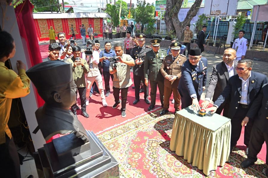 Plt Gubernur Audy Resmikan Patung Bung Hatta di SMPN 1 Padang
