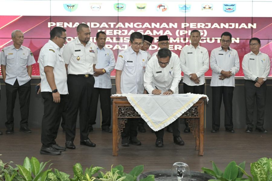 Plt Gubernur Audy Serahkan KTA Pramuka Multifungsi Hasil Kerja Sama dengan Bank Mandiri