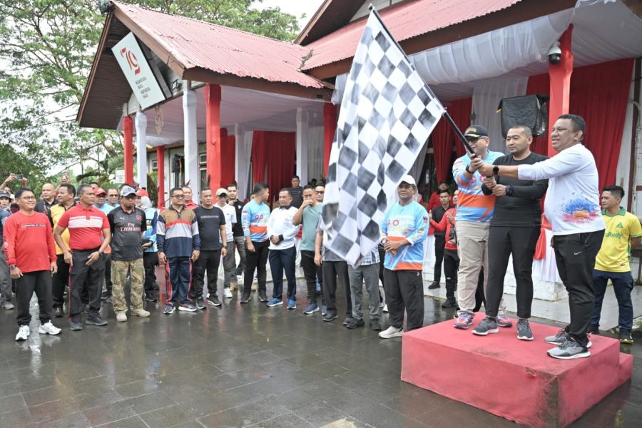 Plt Gubernur Sumbar Audy Joinaldy Lepas Ribuan Peserta Iven Jalan Sehat di Mentawai