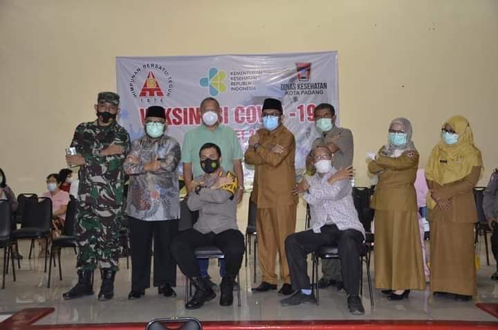 Plt Wako Hendri Septa Launching Vaksinasi Covid-19 Bagi 1.400 Warga Etnis Tionghoa di Gedung HBT