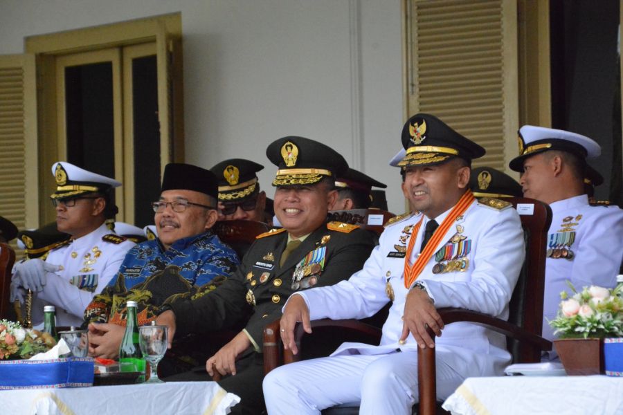 Plt.Gubernur Sumbar, Audy Joinaldy, bertindak sebagai inspektur upacara di puncak kegiatan HUT TNI