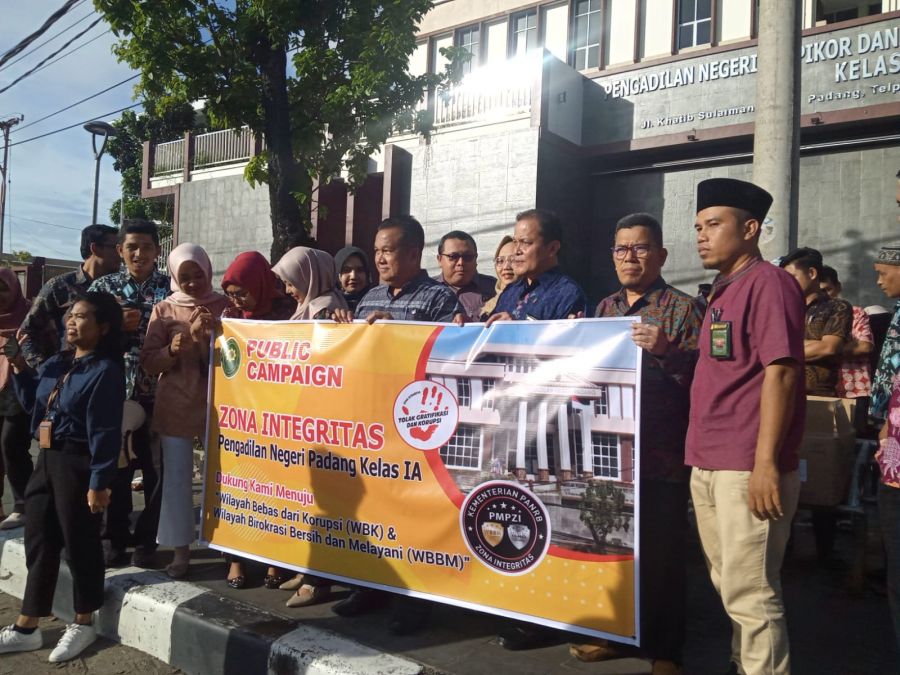PN Kelas IA Padang Berbagi Takjil Kepada Pengguna Jalan