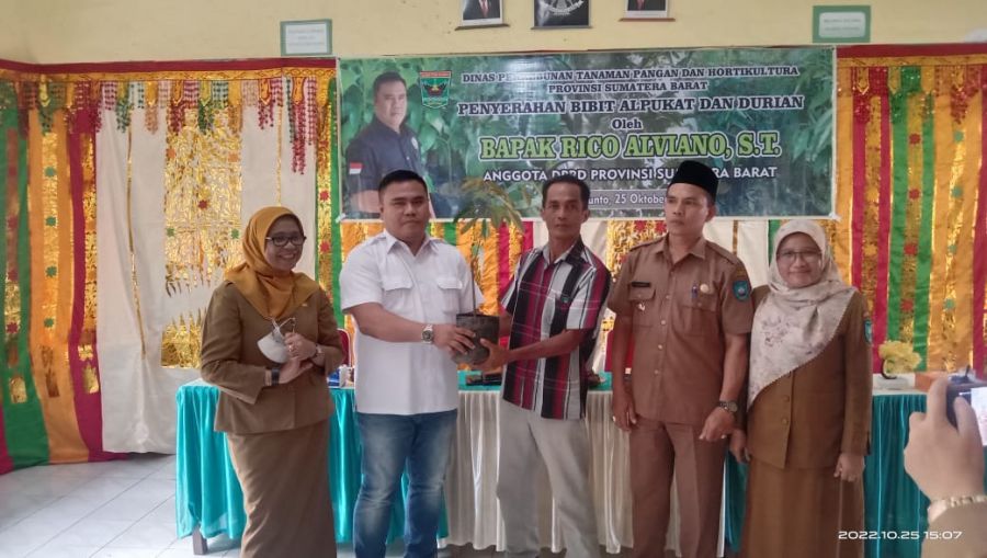 Pokir DPRD Sumbar, Rico Alviano Serahkan Bantuan Bibit Durian Musang King dan Alpukat di Sawahlunto