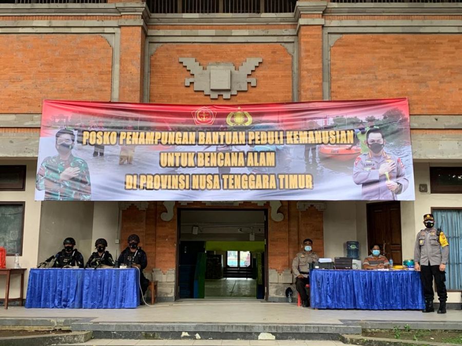 Polda Bali Distribusikan Bantuan Empat Polda Untuk Korban Banjir Bandang NTT