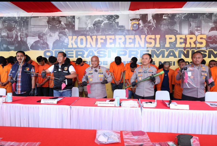 POLDA RIAU KONFERENSI PERS PENGUNGKAPAN KASUS PREMANISME HASIL OPERASI PEKAT LANCANG KUNING 2025