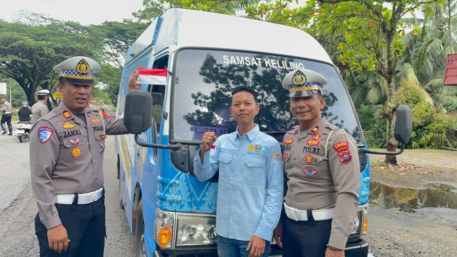 Polda Sumbar Bagikan 1.250 Bendera Merah Putih Sambut HUT RI Ke-80