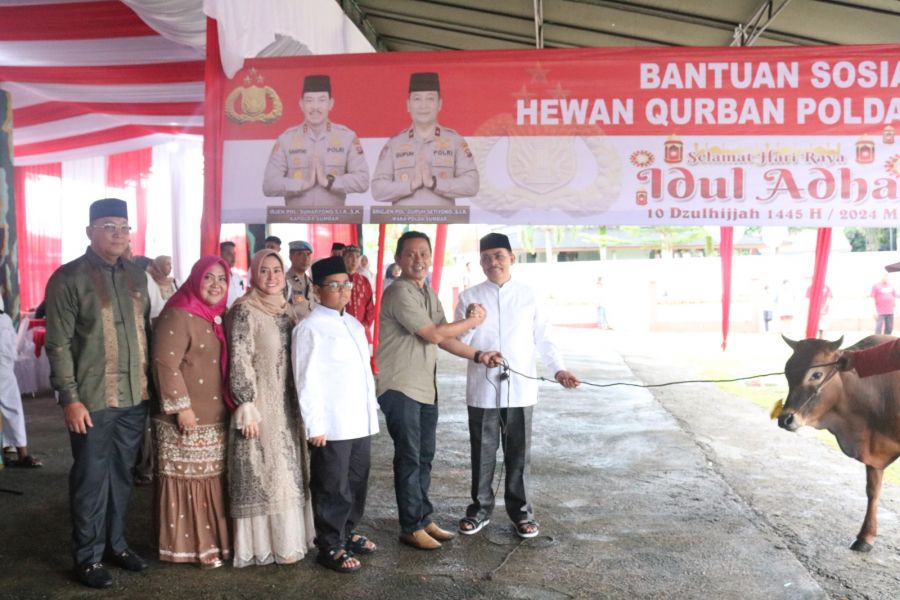 Polda Sumbar Berkurban 154 Sapi dan 19 Kambing, Kapolda serahkan 1 Ekor untuk PWI Sumbar 