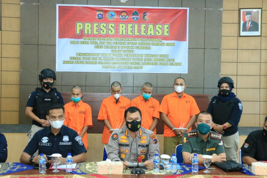 Polda Sumbar bersama Balai TNKS dan BPPHLHK Sumatera Amankan 4 Orang Perambah Hutan 