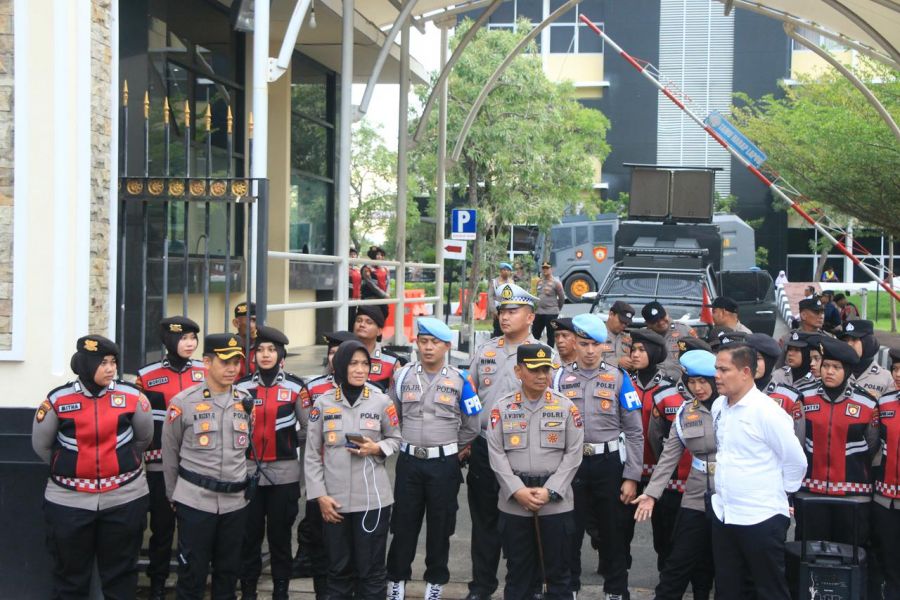 Polda Sumbar Bertindak Tegas Namun Humanis Dalam Pembubaran Aksi Di Polda Sumbar