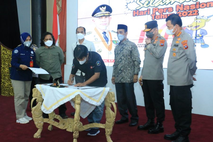 Polda Sumbar dengan PWI, AJI, IJTI dan PFI Padang Tandatangani Perjanjian Kerja Sama