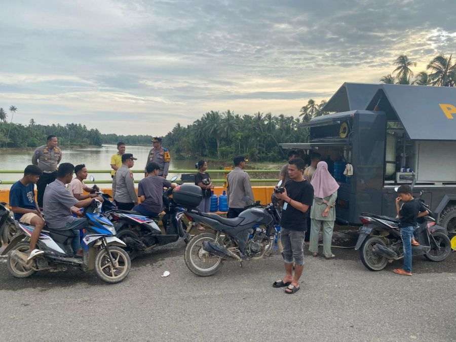 Polda Sumbar Kirim Kendaraan Khusus Penjernih Air untuk Bencana Alam Banjir dan Longsor di Pessel