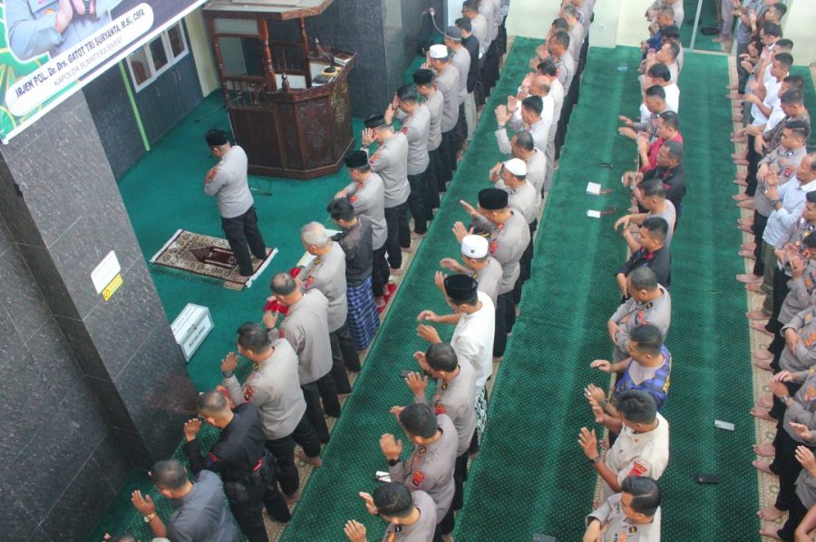 Polda Sumbar Laksanakan Sholat Ghoib Gugurnya Tiga Anggota Polri dalam Tugas di Way Kanan Lampung