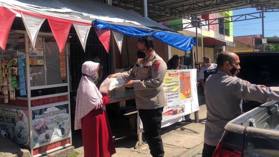 Polda Sumbar Salurkan 1,5 Ton Paket Beras Bansos Polri kepada Masyarakat